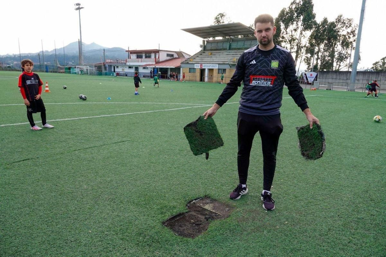 Además de las duchas, el césped no está en buenas condiciones para competir.