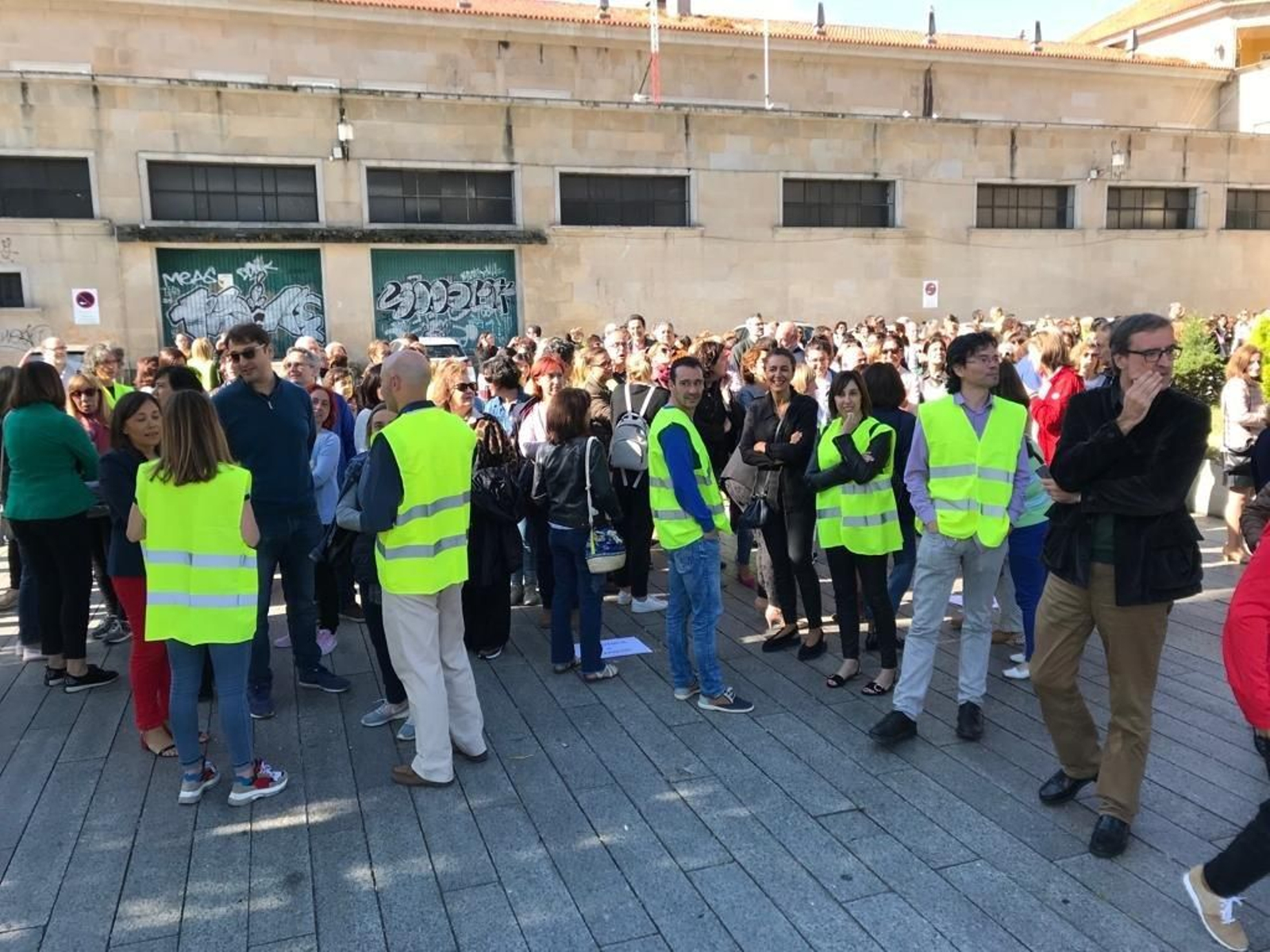 El personal en la calle durante el simulacro