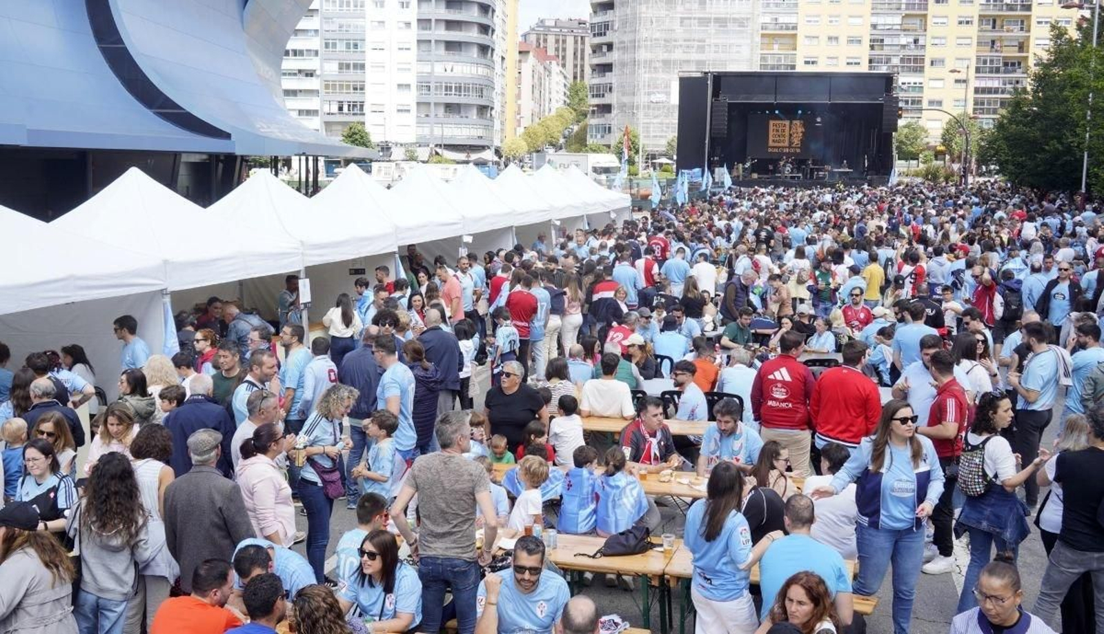 La explanada de la calle Val Miñor se cubrió de celtismo festivo de larga previa del partido en la despedida de la temporada y del centenario.