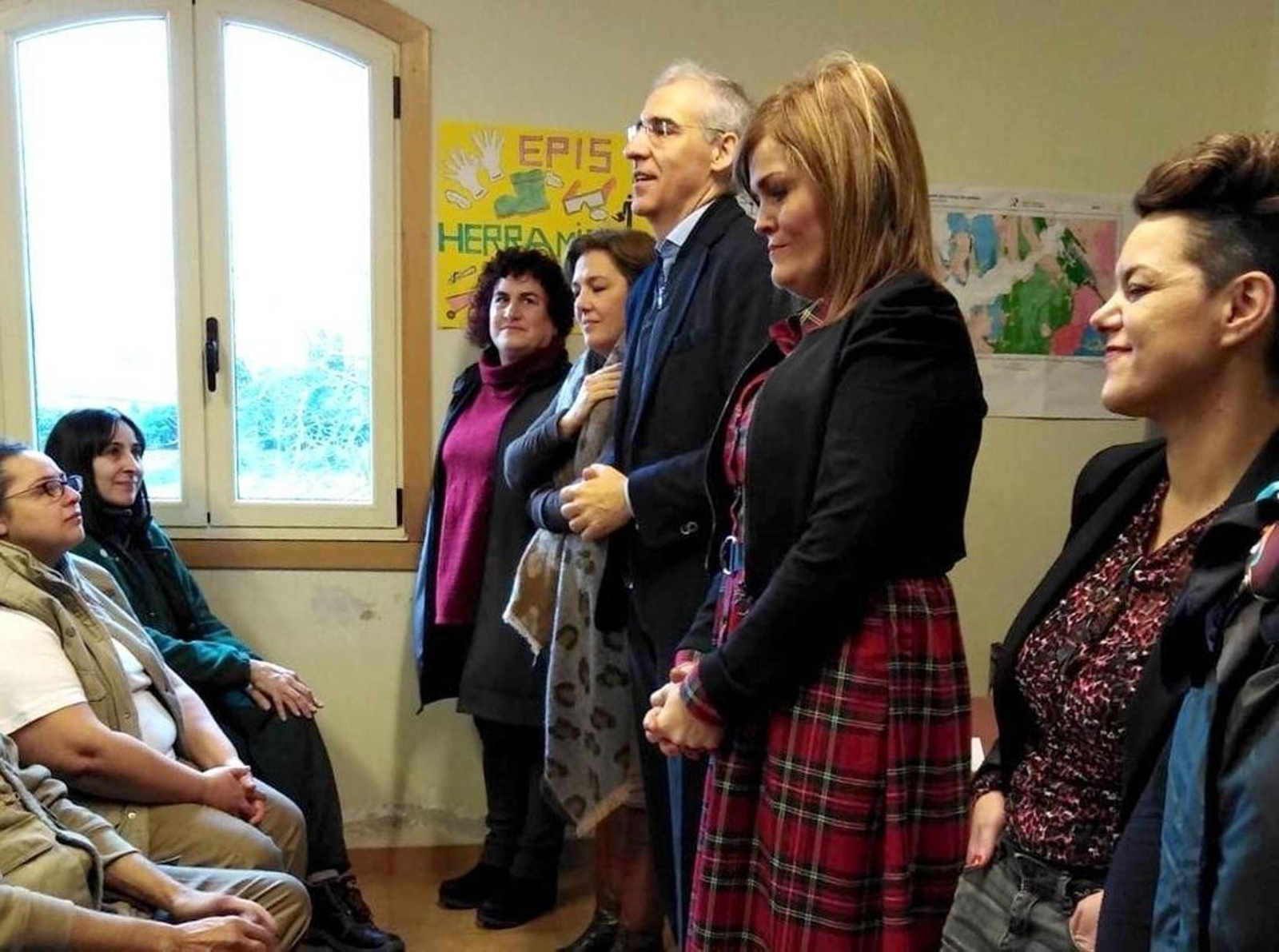 El conselleiro, Francisco Conde, estuvo acompañado en la visita por la alcaldesa, Digna Rivas.