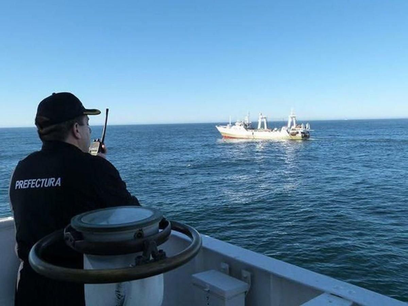 Un agente de la Prefectura Naval Argentina vigilando la actividad pesquera en su Zona Económica Exclusiva.