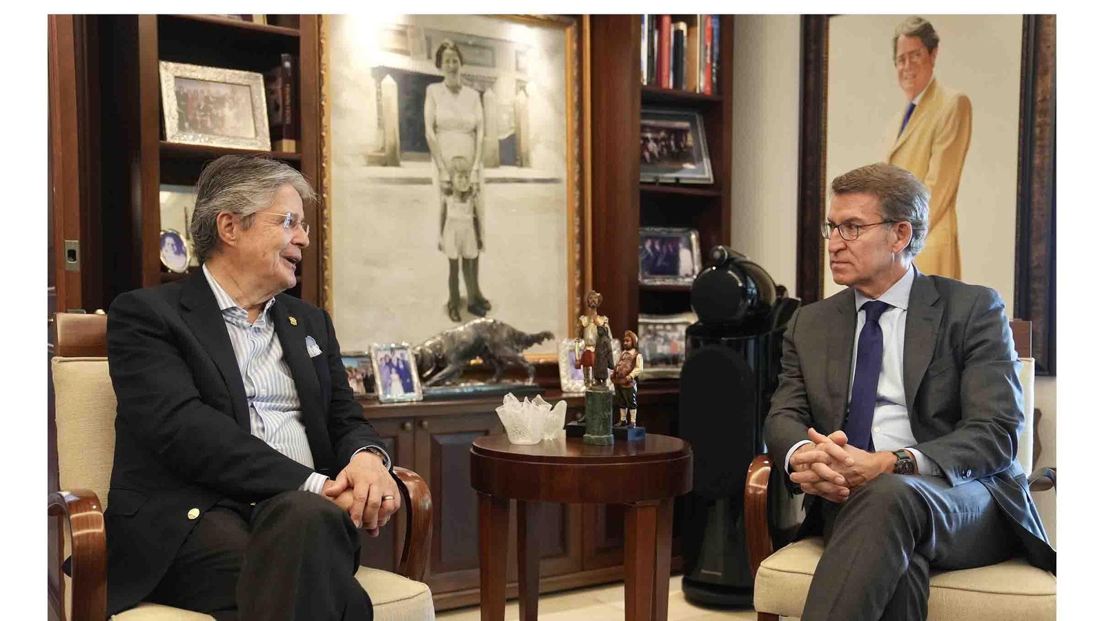 El presidente de Ecuador, Guillermo Lasso (i), en su encuentro privado con el presidente del Partido Popular de España, Alberto Núñez Feijóo, en la ciudad portuaria de Guayaquil. EFE/ PP/David Mudarra