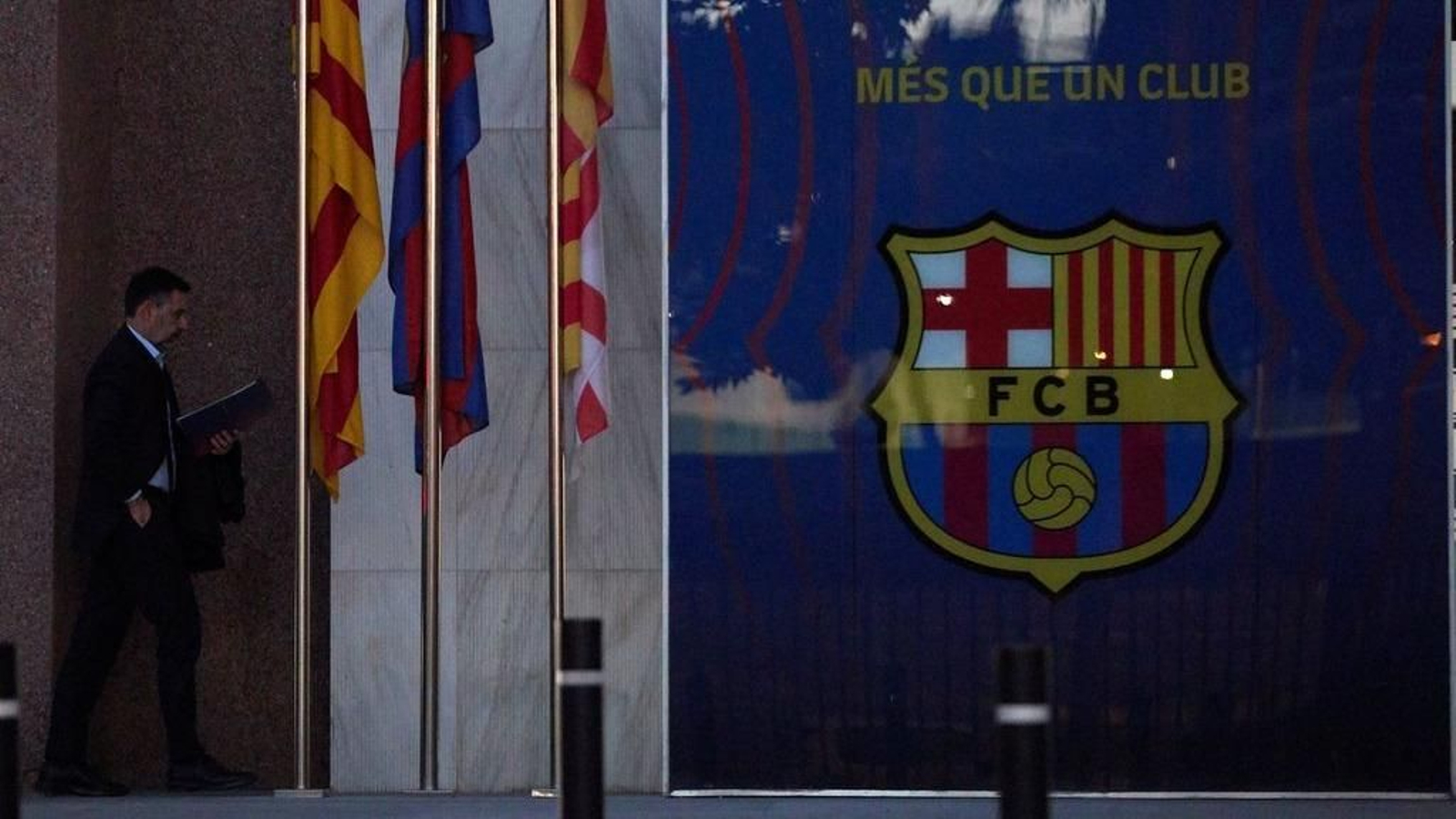 El presidente Bartomeu, a su llegada ayer a la reunión de la directiva.