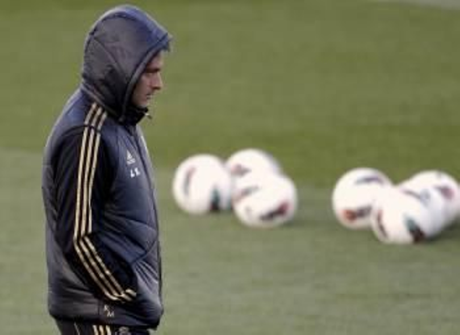 El técnico portugués José Mourinho observa a sus jugadores durante el entrenamiento del Real Madrid hoy en la ciudad deportiva de Valdebebas (Foto: EFE)
