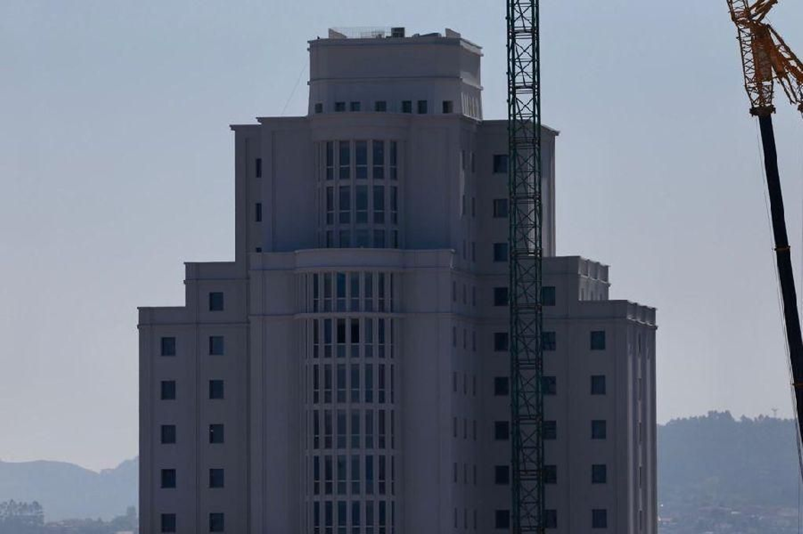 Desmontan la grúa de la Ciudad de la Justicia de Vigo _ Alberte 23