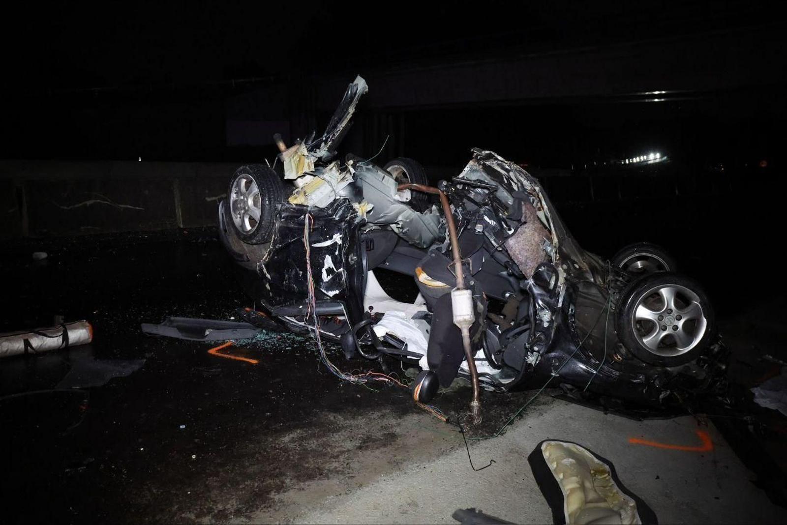 El coche volcado en la A-55. // Alberte