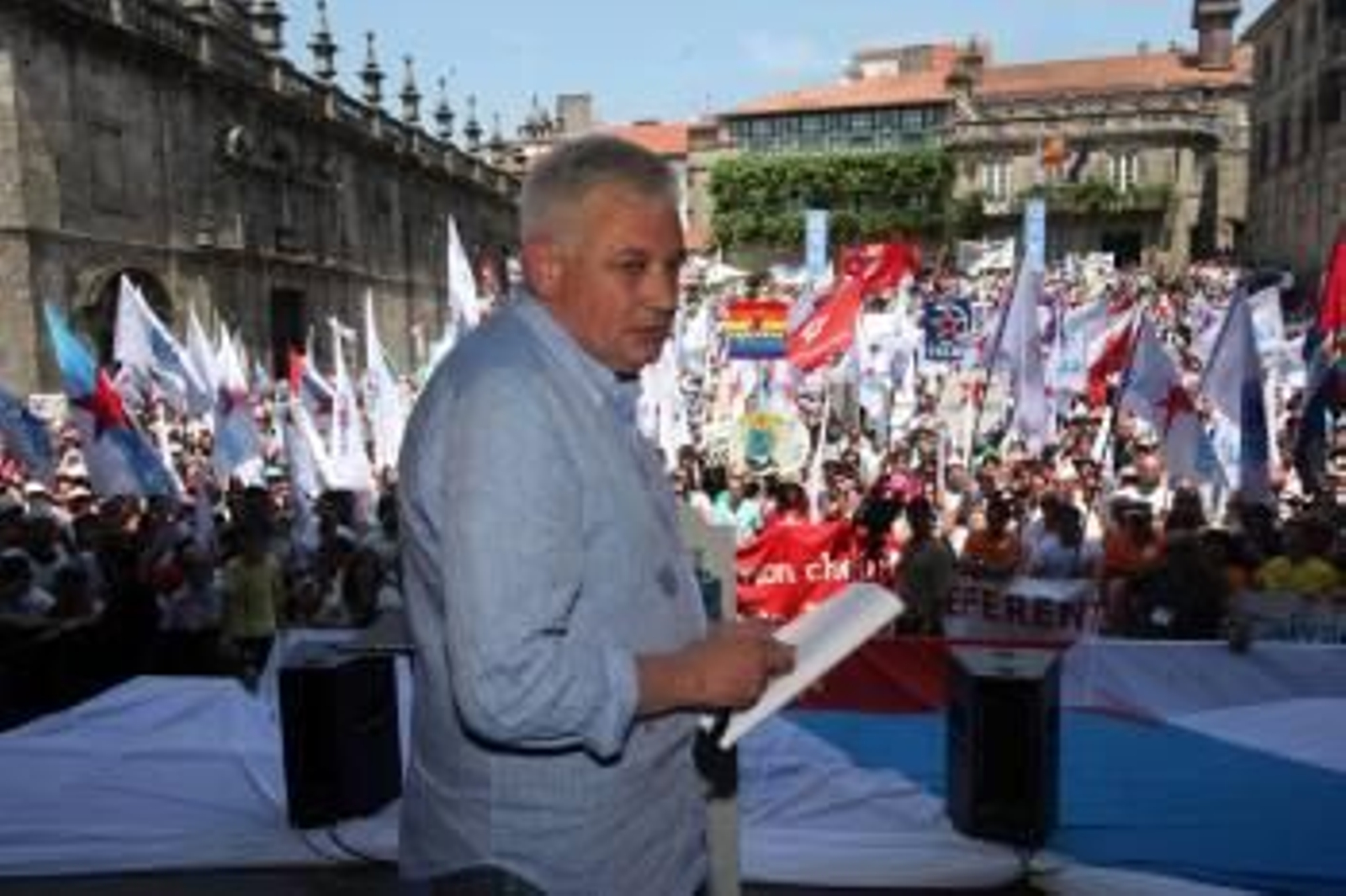 Guillerme Vázquez, ante la concentración del BNG en la Praza da Quintana. (Foto: VICENTE PERNÍA)