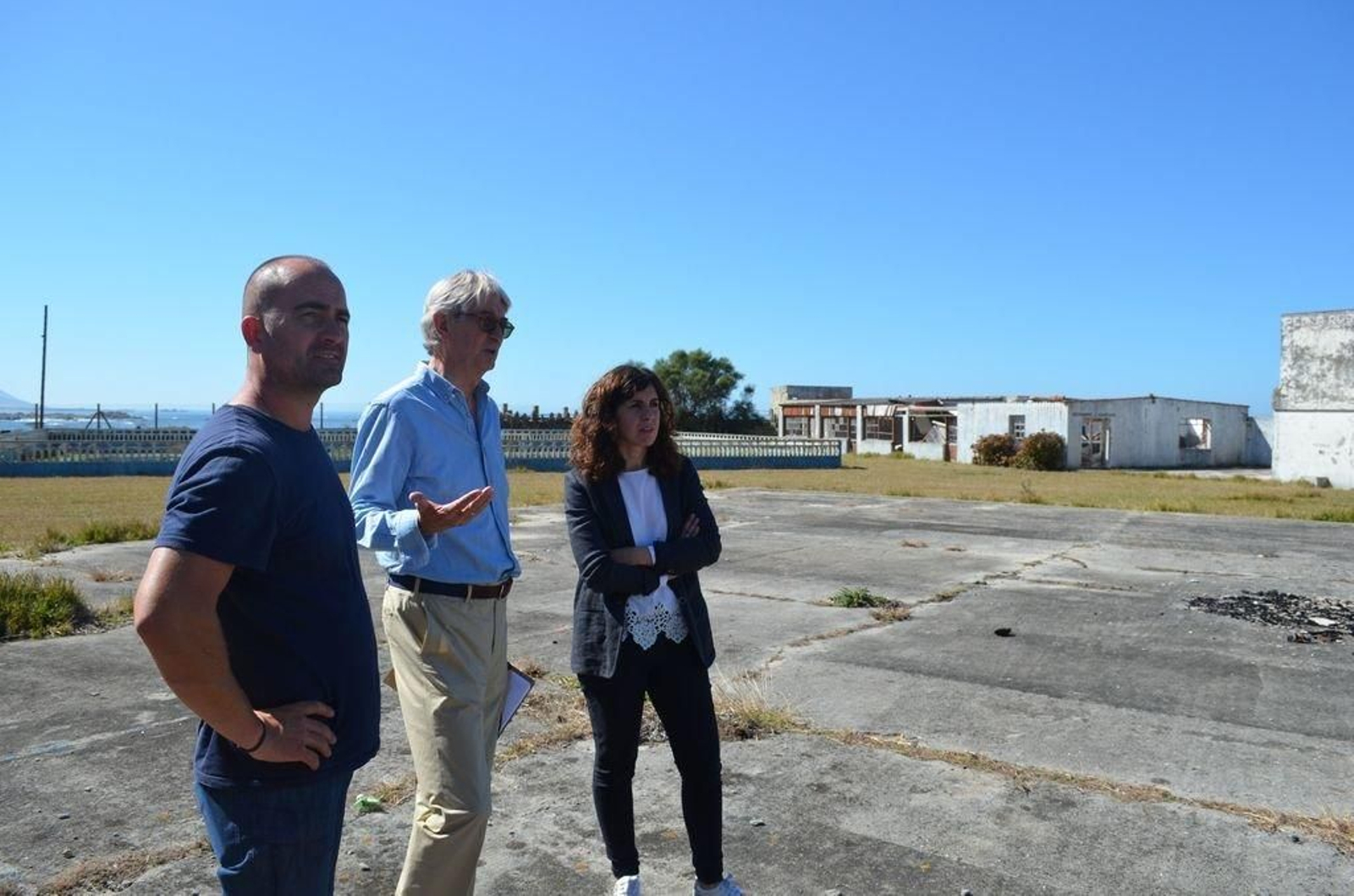 La alcaldesa, Cristina Correa, con el concejal de Medio Ambiente, José Manuel Rodríguez, durante la visita a los terrenos del viejo camping de Mougás.