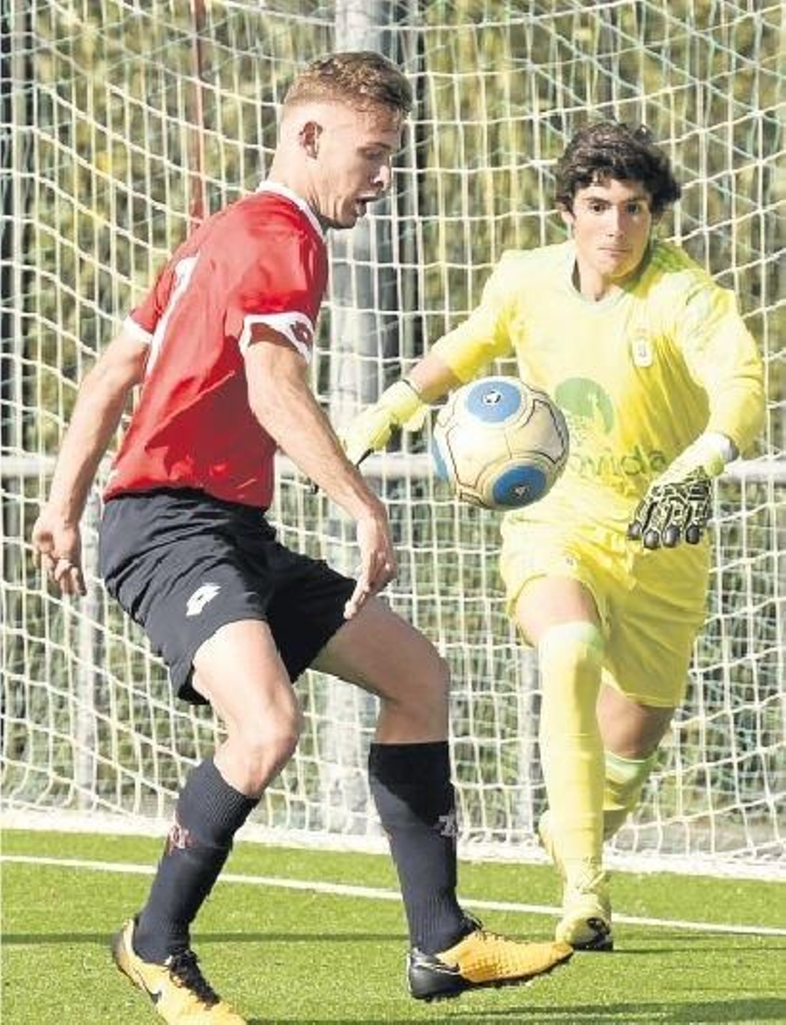 Óscar, do Areosa, busca un remate ante o porteiro Aramburu