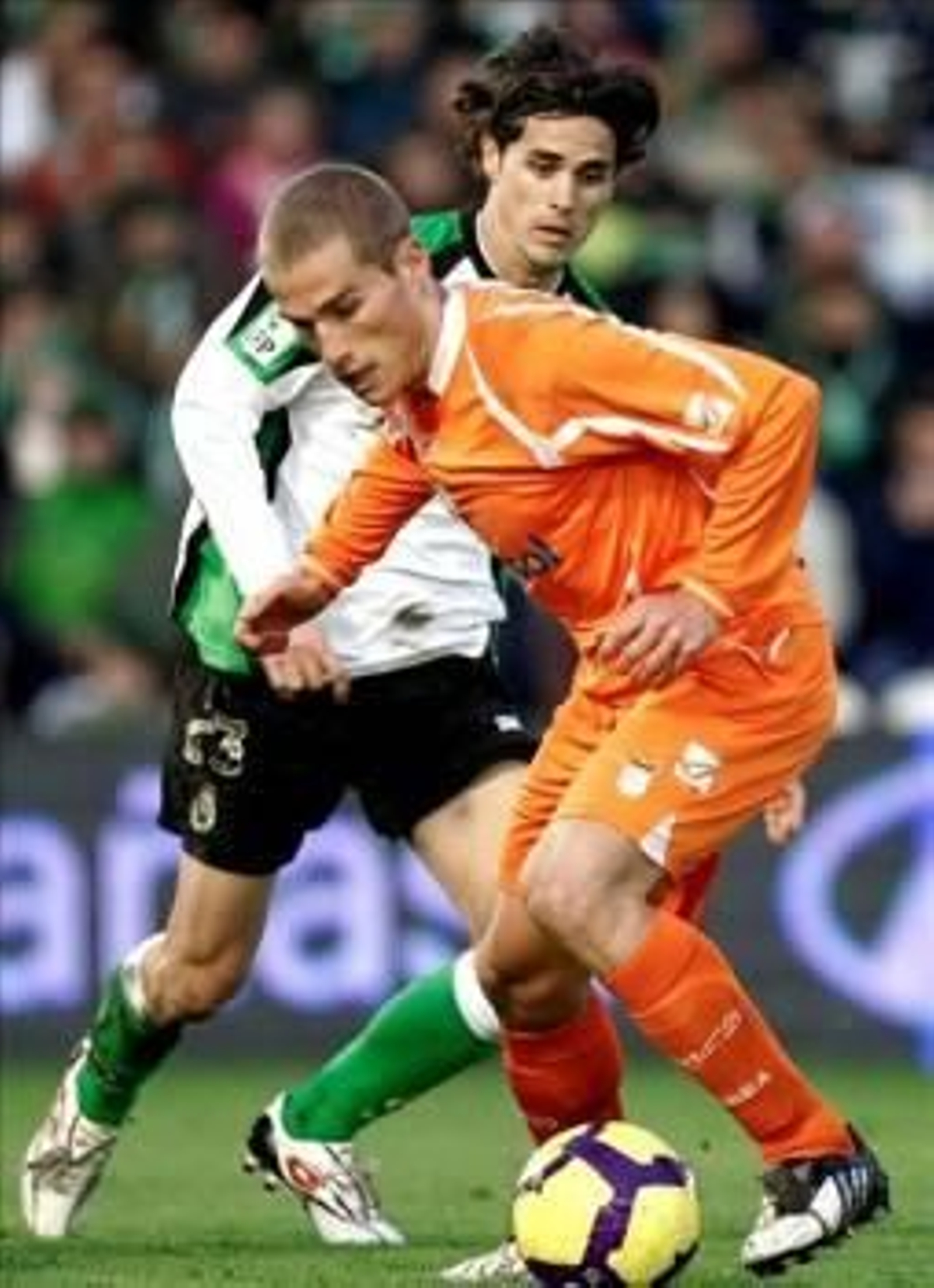 Alejandro Bergantiños controla el balón ante el delantero del Rácing de Santander, Antonio Moral. (Foto: Esteban Cobo)