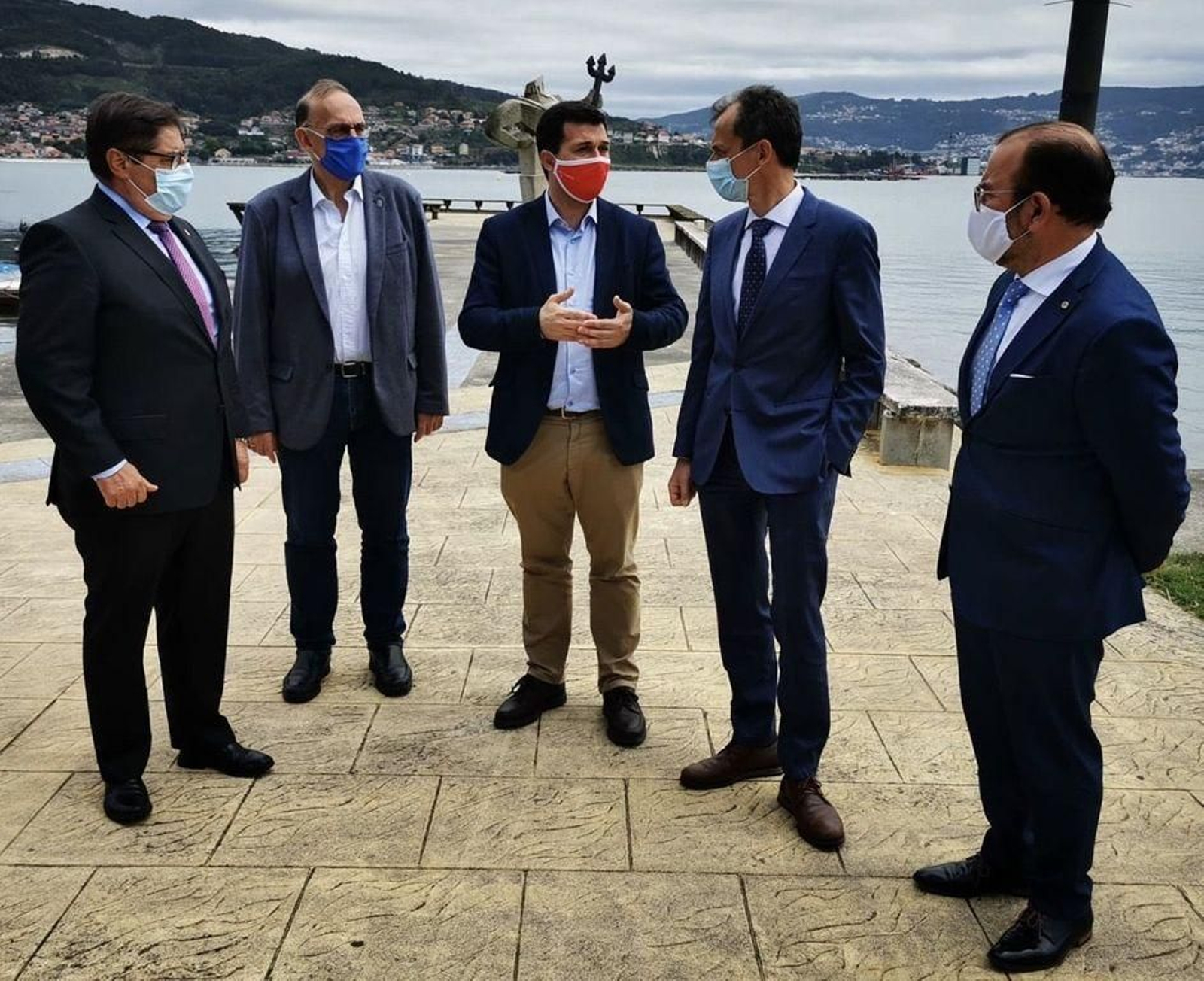 Gonzalo Caballero con los tres rectores gallegos y el ministro Pedro Duque en Moaña.