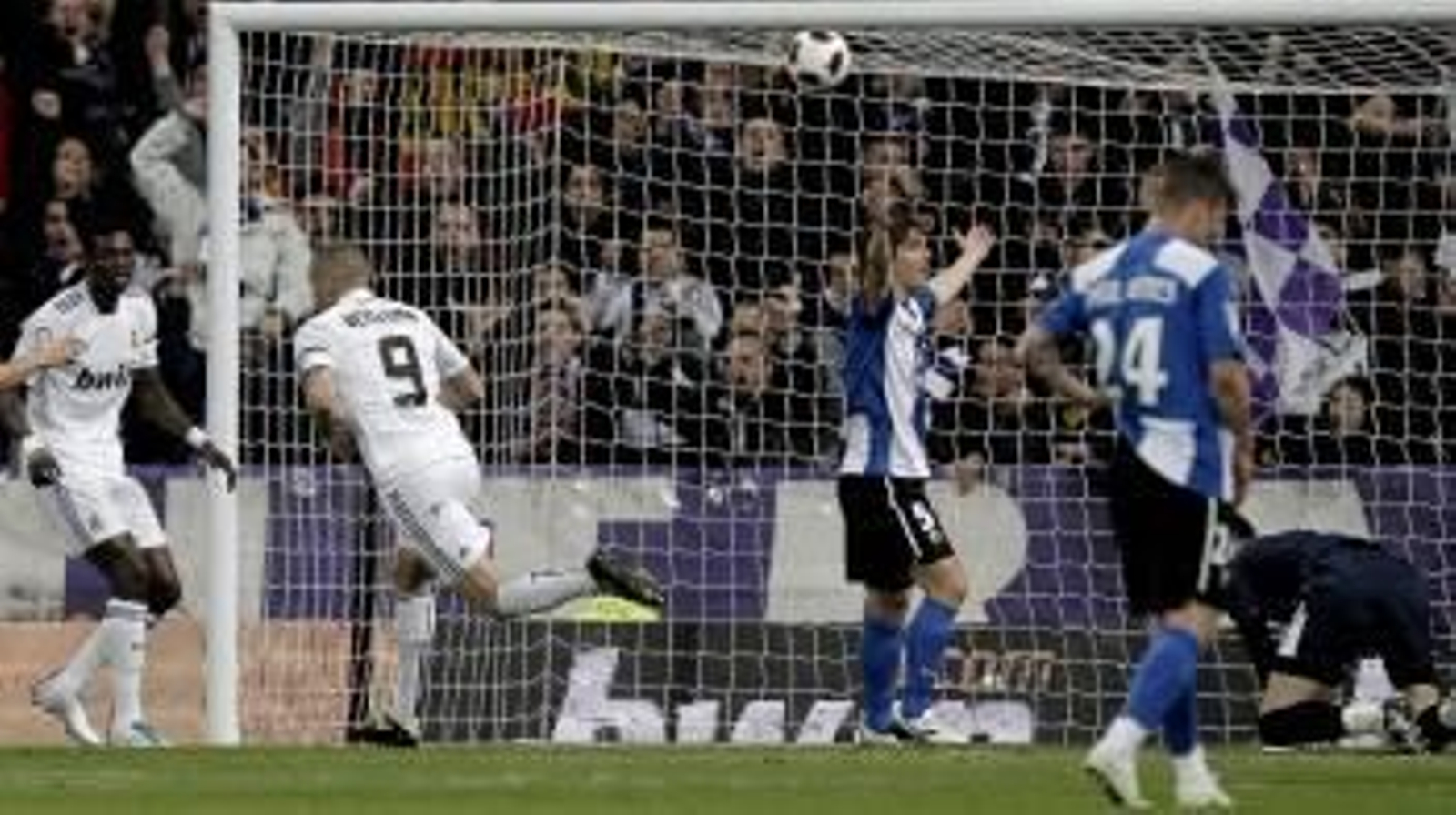 Benzema festeja el primer gol que marcó contra el Hércules.? (Foto: j. martín)