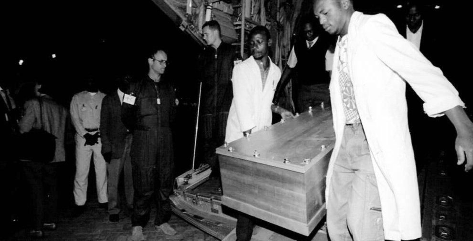 El féretro de uno de los tres cooperantes asesinados en Ruhengeri (Ruanda) en 1997, es trasladado a un avión en Nairobi. Foto: GEORGE MULALA EFE
