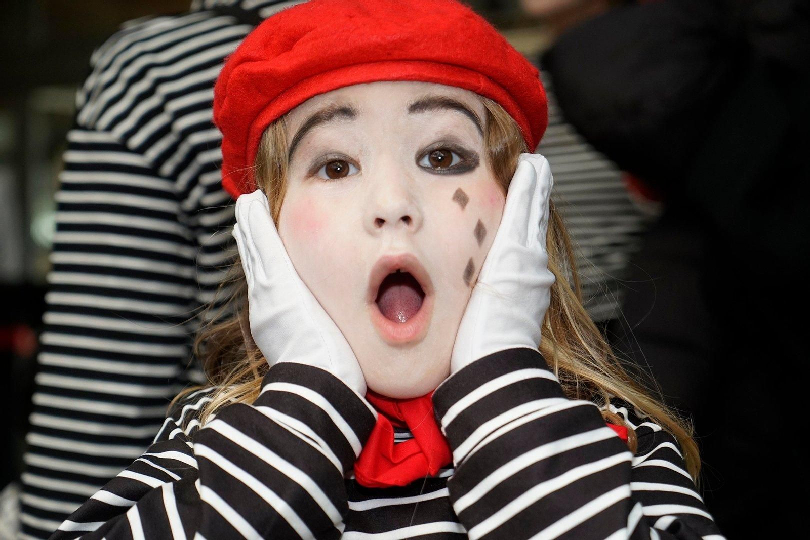 Interpretación de una mimo en el concurso de disfraces del Entroido de Vigo.