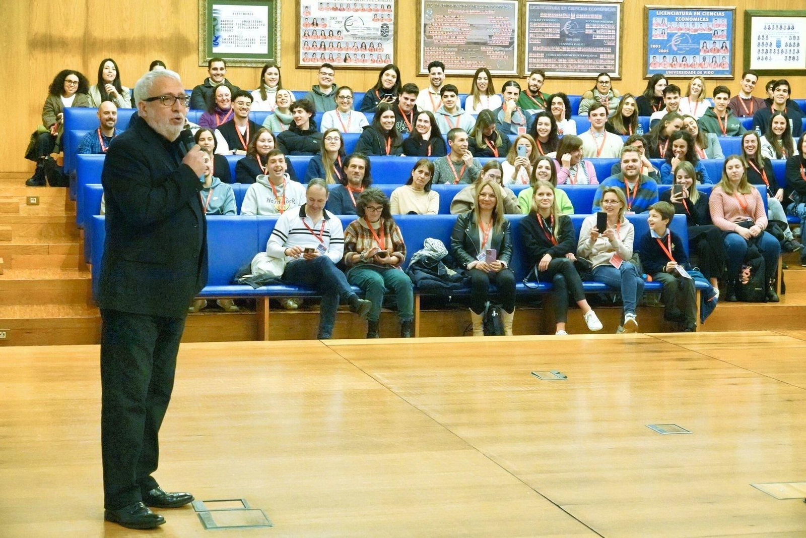 Leo Harlem en la feria empresarial en la facultad de económicas de la UVigo.