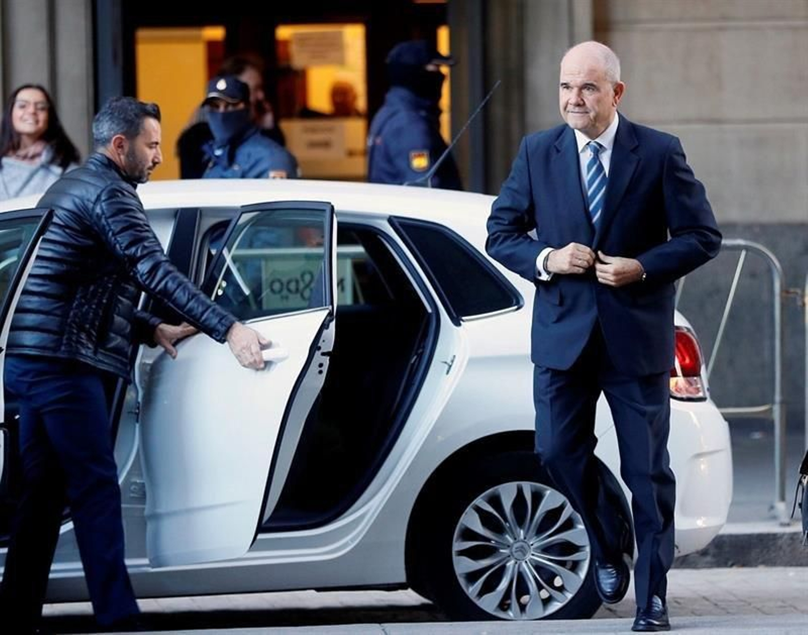 El expresidente socialista de la Junta de Andalucía Manuel Chaves (d)