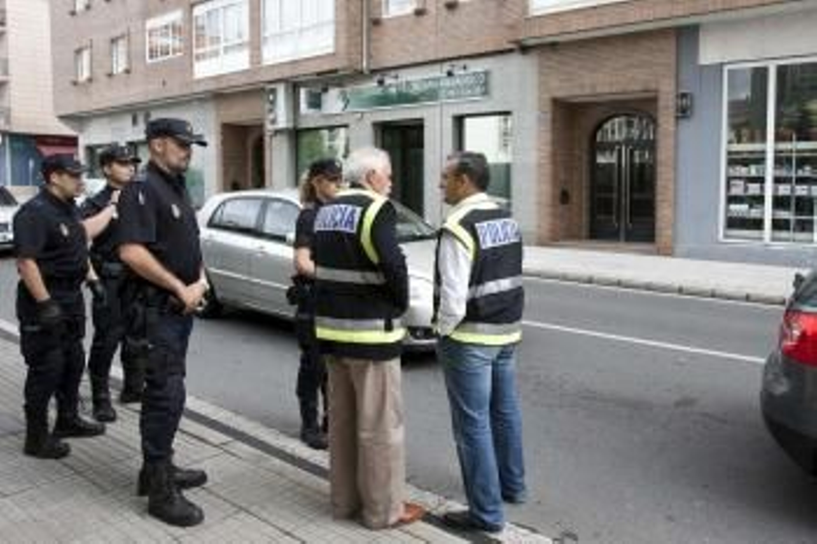Agentes judiciales y de la policía durante el registro de ayer (Foto: EFE)