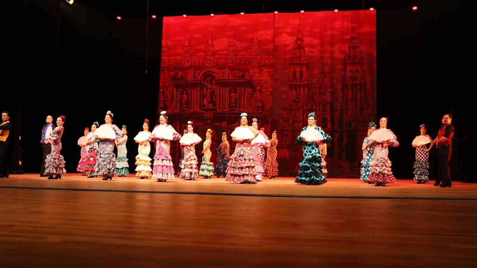 El Grupo Luna de Sevilla, de la Casa de Andalucía del Centro Español de Paraná en Curitiba en el 60º Festival Folklórico de Etnias del Estado de Paraná (Brasil)