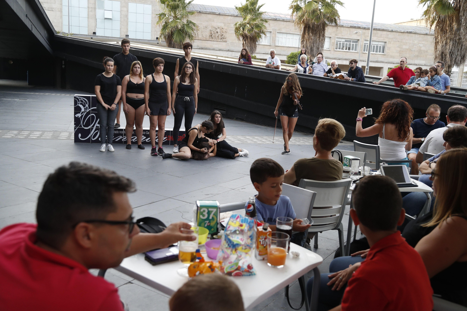 Un momento da escea de “Bernarda”, que onte representou Lohengrín no Centro Comercial A Laxe.