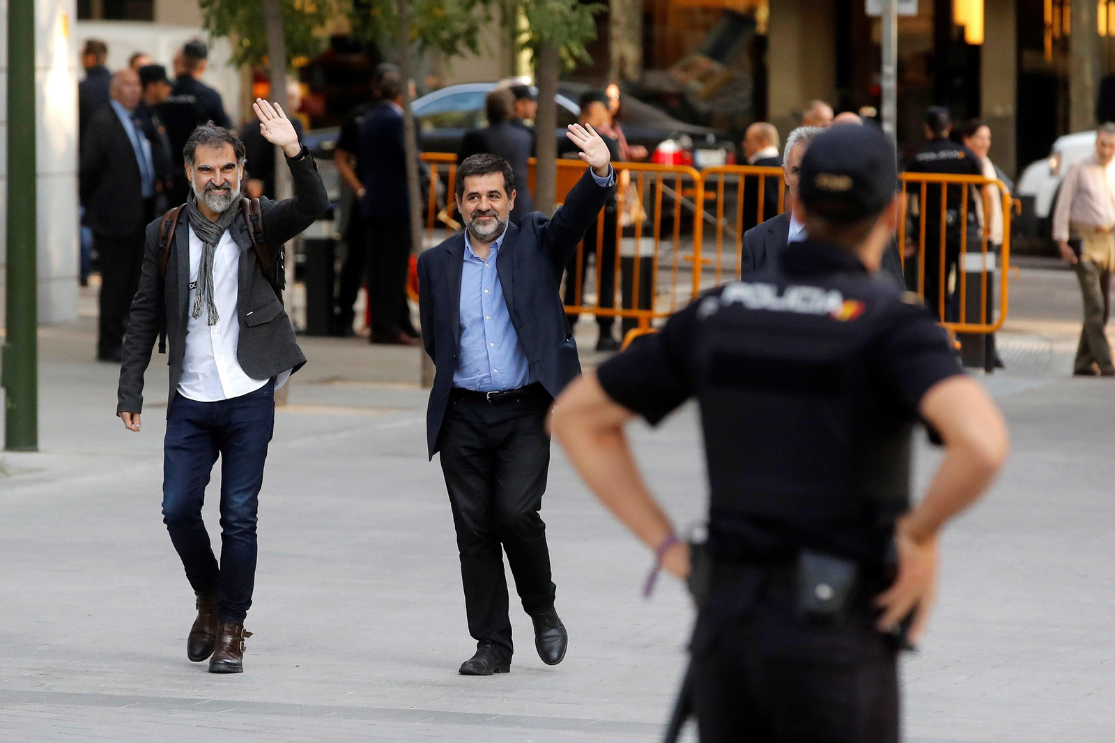 Los presidentes de Òmnium, Jordi Cuixart, y de ANC, Jordi Sànchez, a su llegada a la Audiencia.