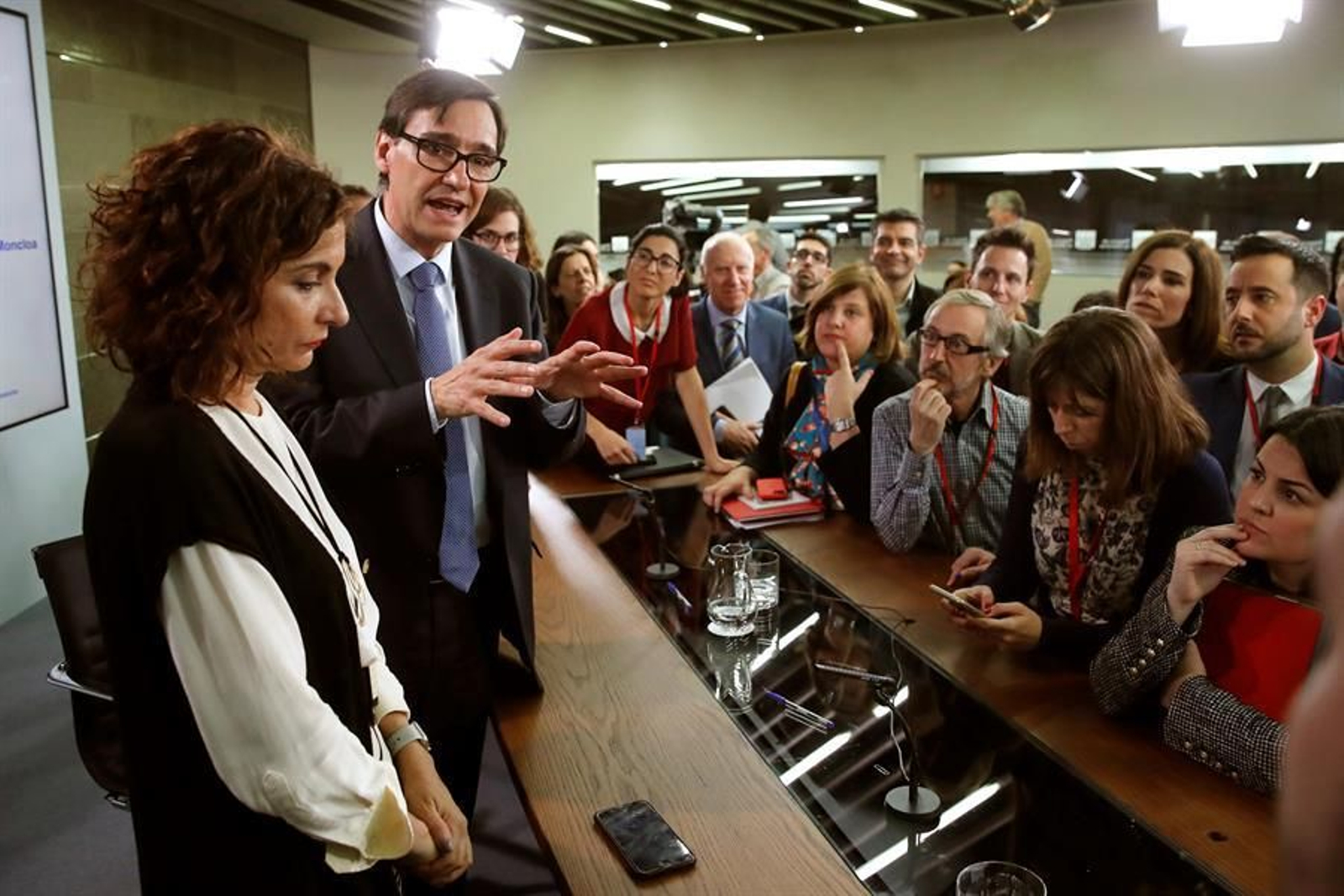 El ministro de Sanidad, Salvador Illa y la ministra de Hacienda, María Jesús Montero, durante la rueda de prensa posterior al Consejo de Ministros