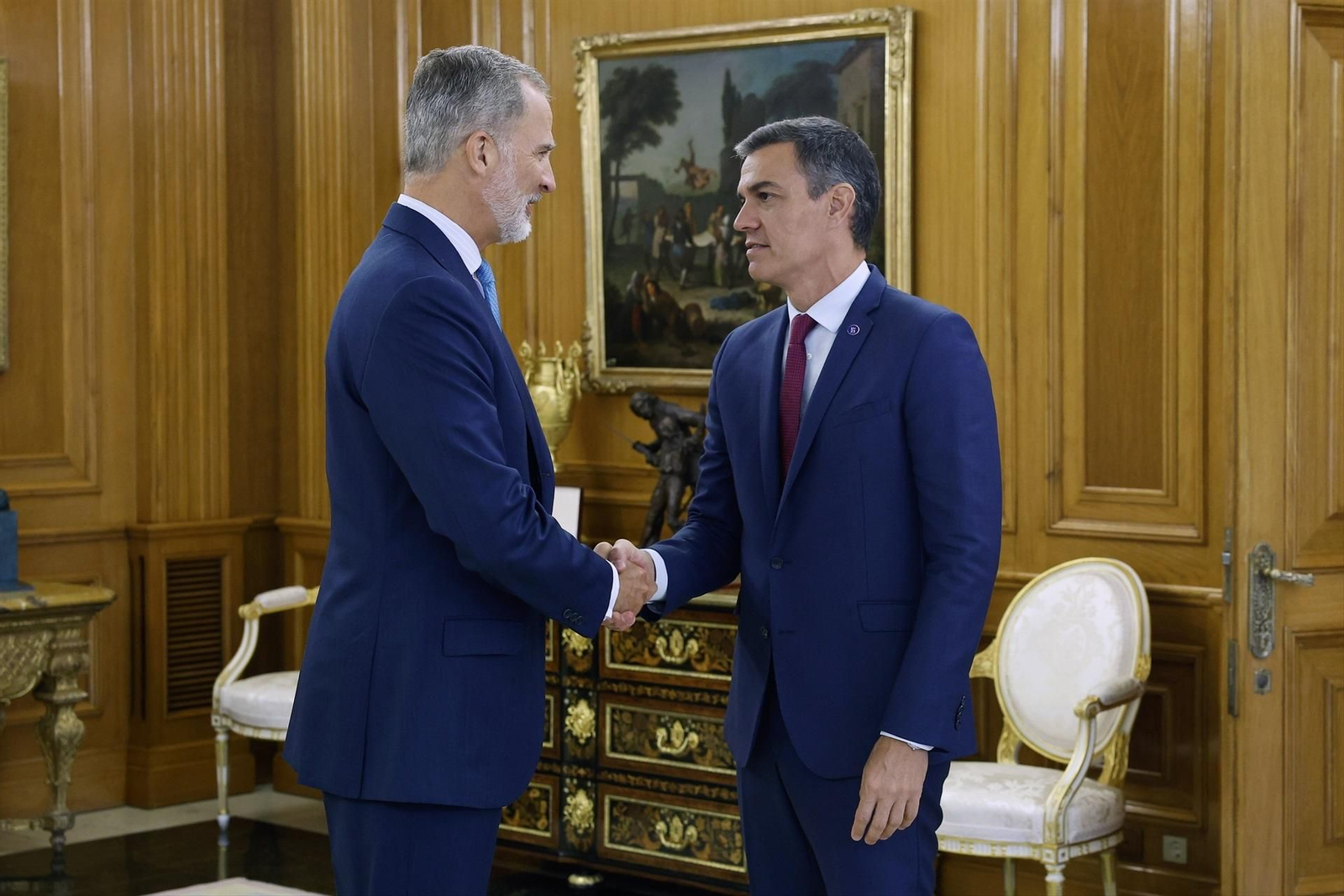 Imagen de archivo de Felipe VI con Pedro Sánchez. // EP