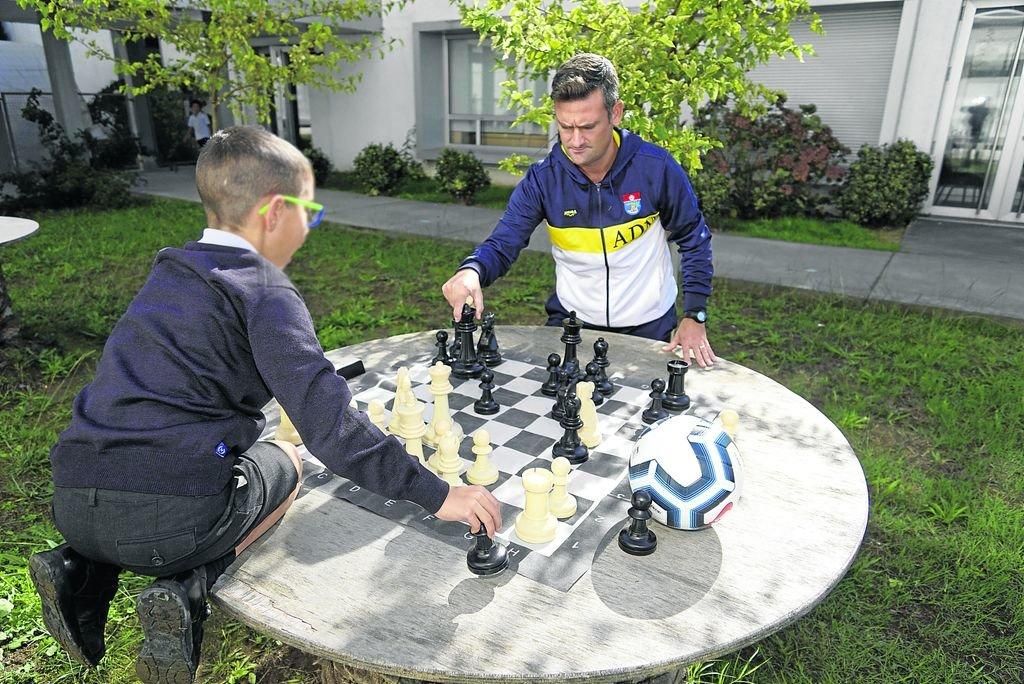Álex y Jorge Fortes disfrutan juntos del ajedrez y del fútbol en un día a día en el Montecastelo lleno de aprendizajes, experiencias y vivencias.