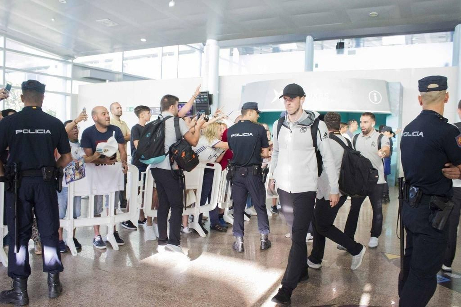 Carvajal, tras los pasos de Bale en Peinador, voló ayer a Vigo.