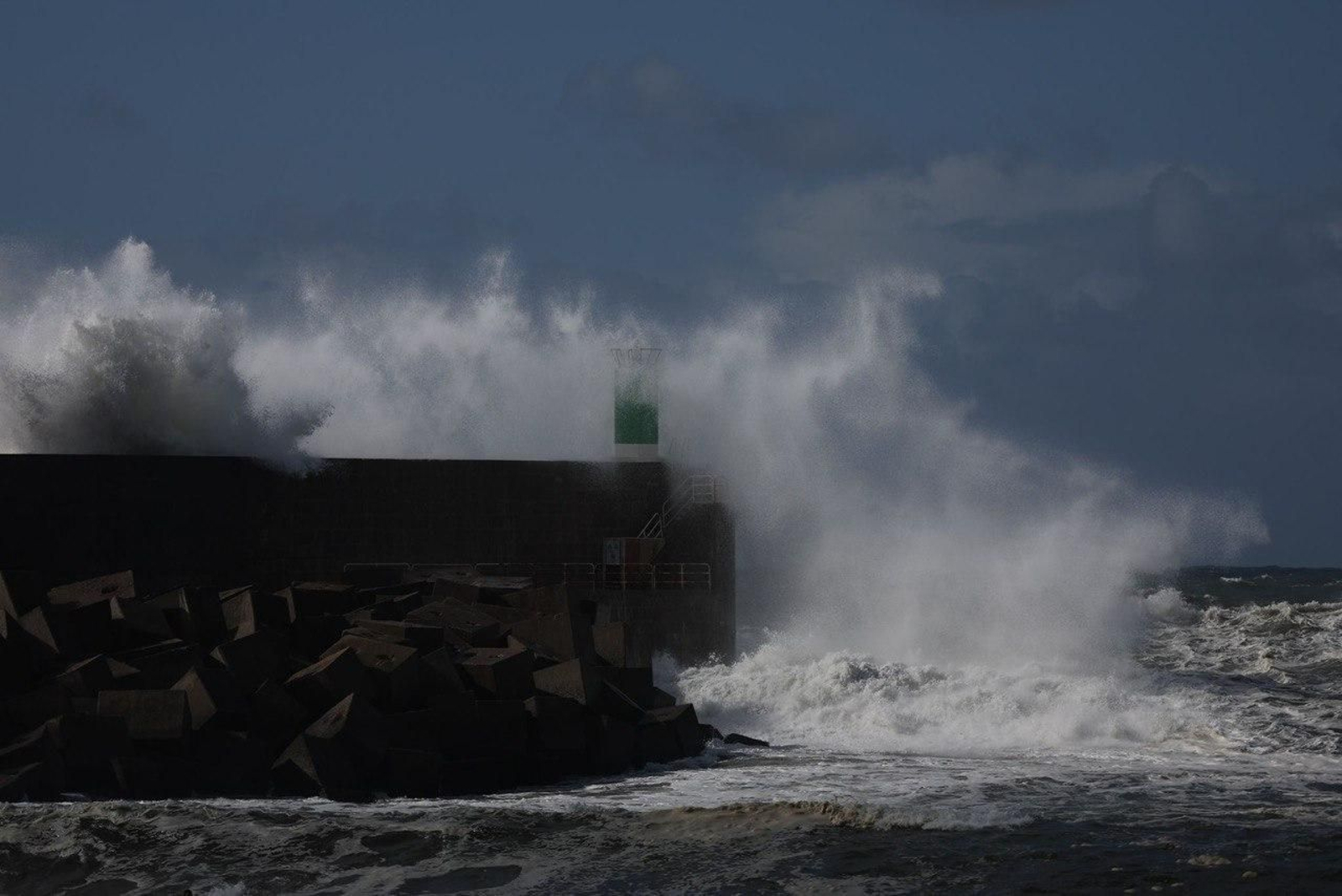 El fuerte oleaje impacta en A Guarda.