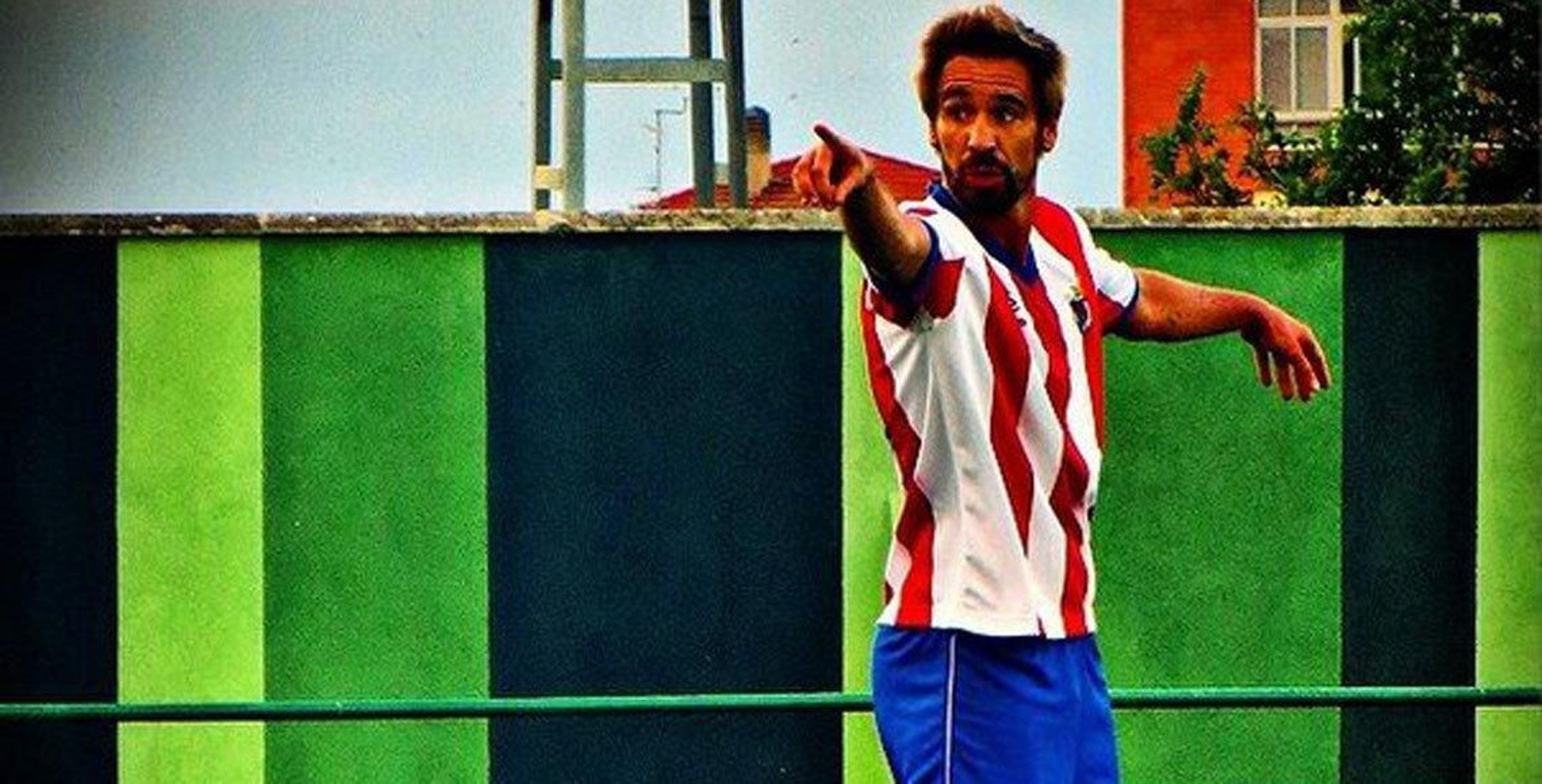 El futbolista de origen ourensano Borja Fernández, en su nuevo equipo de la India.