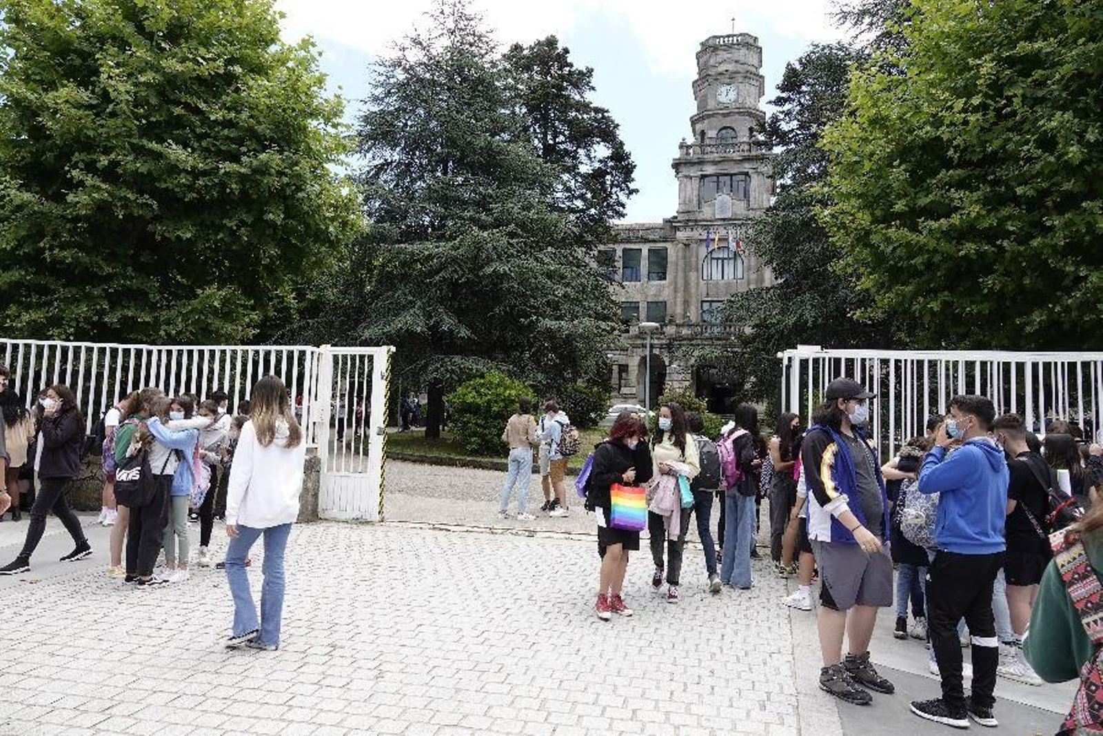 El curso del covid se despide con abrazos. // Vicente Alonso