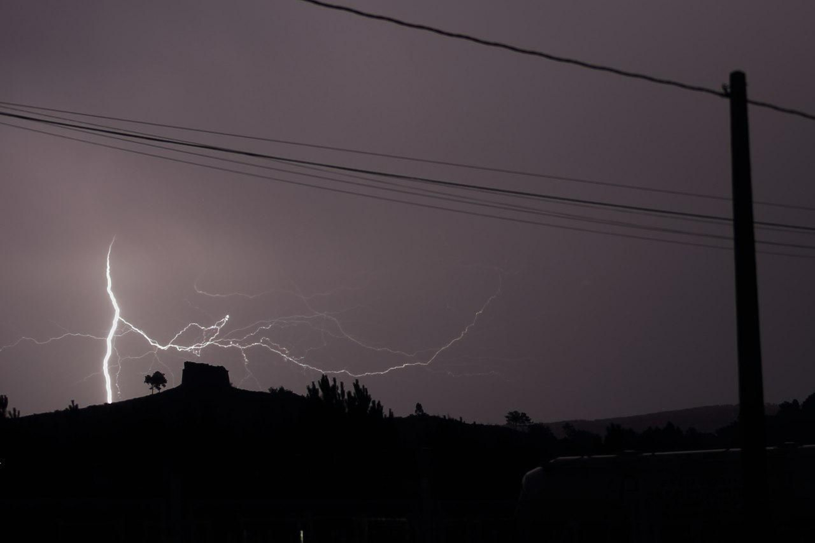 Las tormentas eléctricas iluminaron Ourense // Alberte