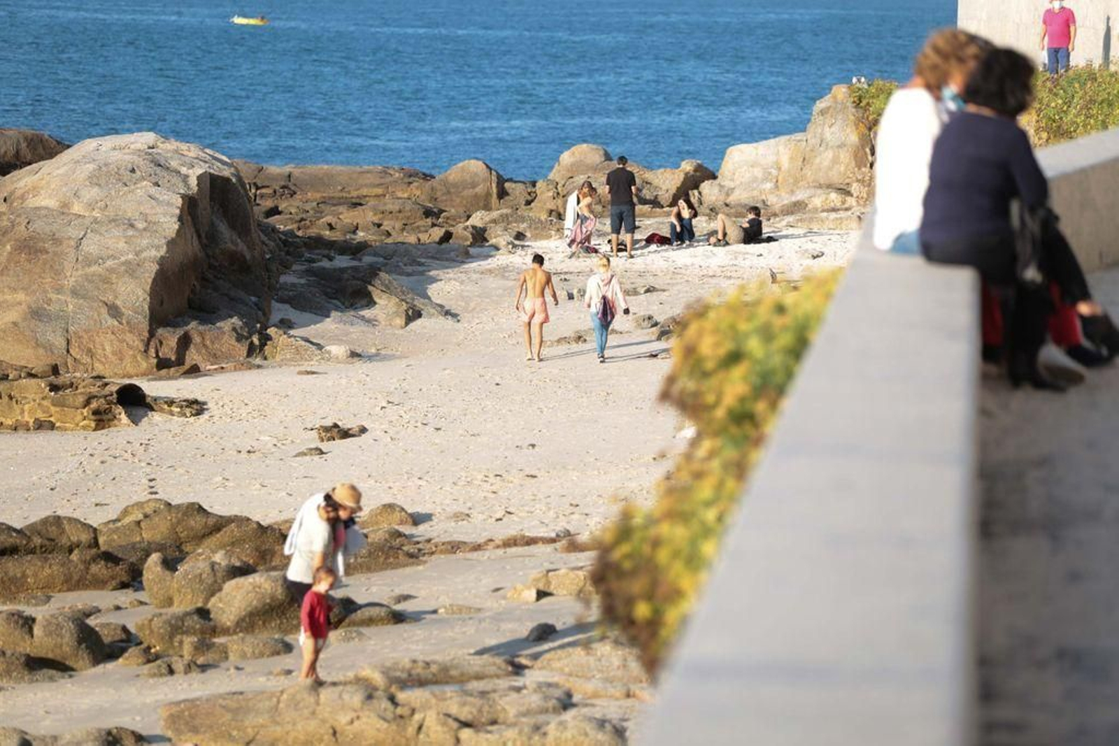 El "veranillo" de San Miguel, con algunos que se animaron ayer a pasar por la playa, quizá en el último día del año.
