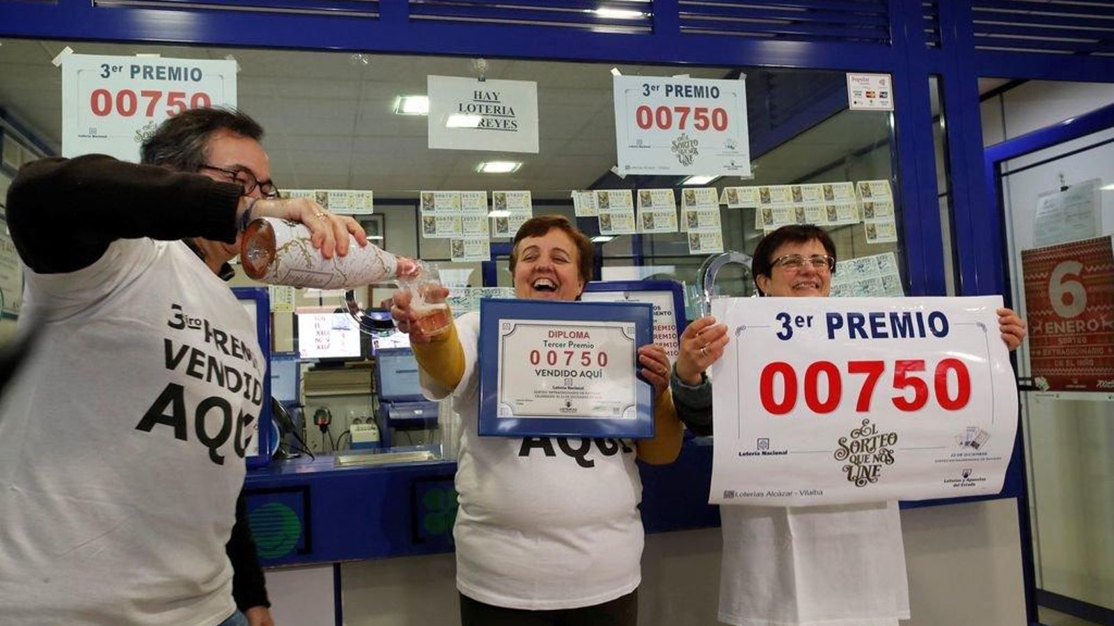 La alegría fue máxima ayer en la Administración Número 1 de Vilalba.