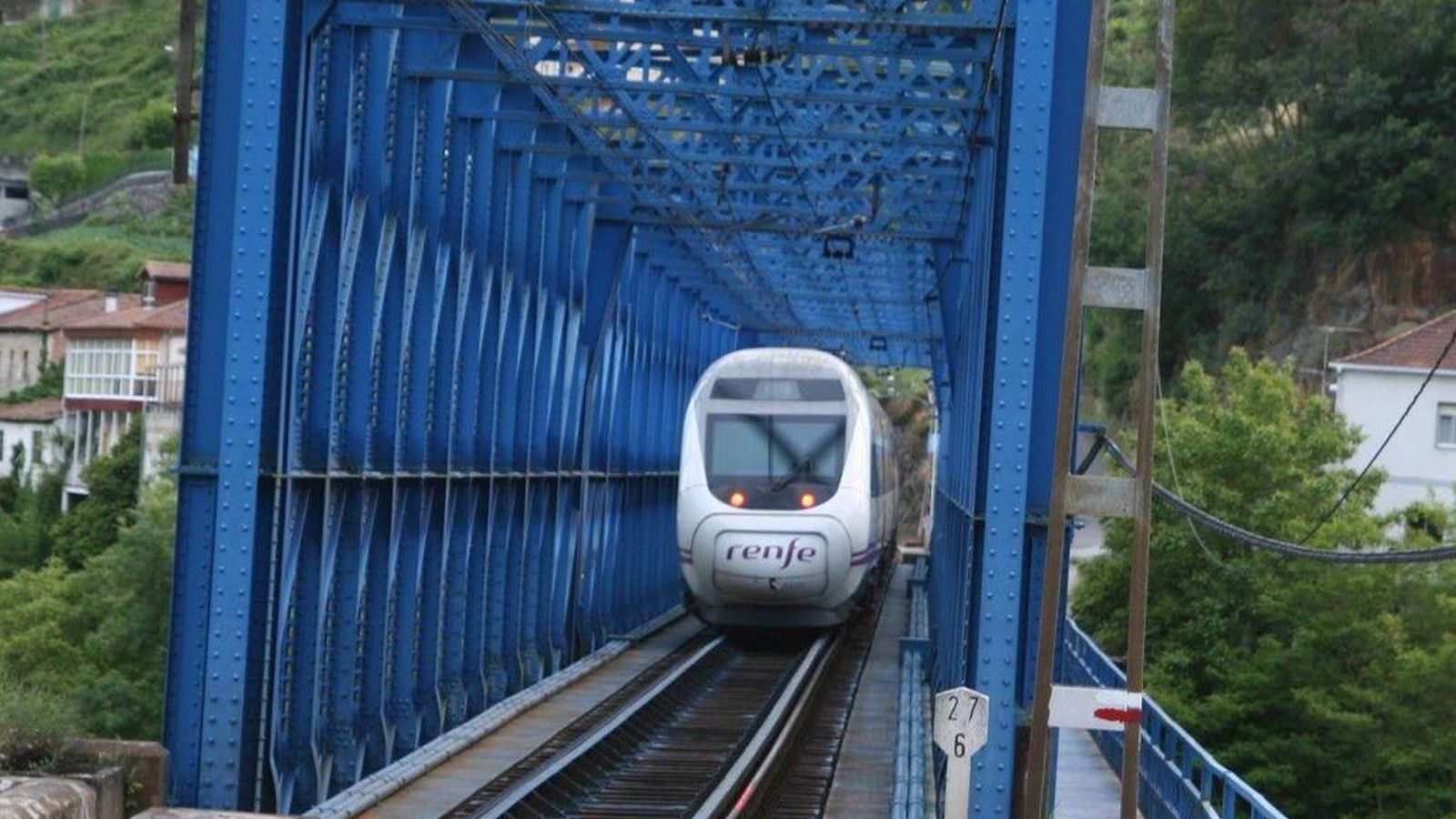 Viaducto de Os Peares con unidad serie Renfe 499