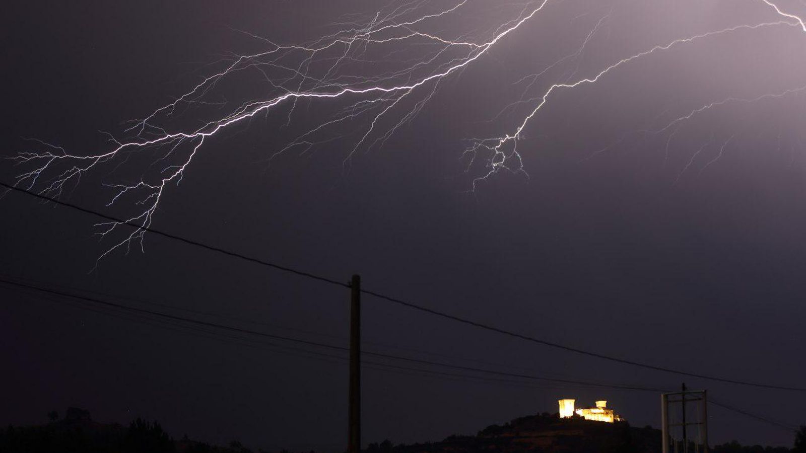 Las tormentas eléctricas iluminaron Ourense // Alberte