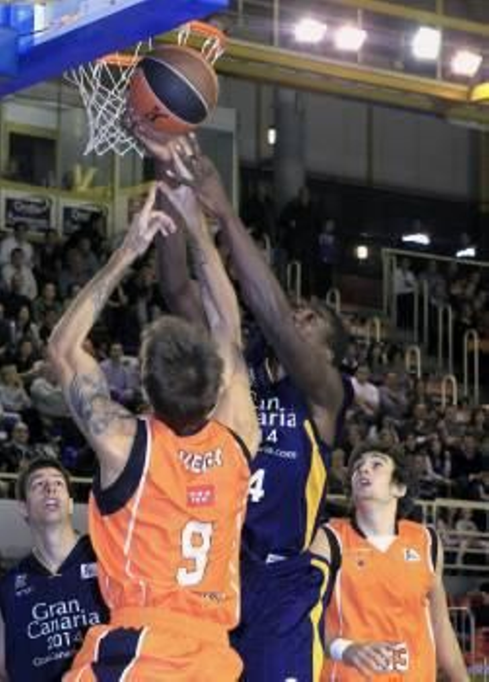 El pívot senegalés del Baloncesto Fuenlabrada, Saer Sené (i) lucha por un rebote con el ala pivot británico del Gran Canaria 2014, Laurence Ekperigin (Foto: EFE)