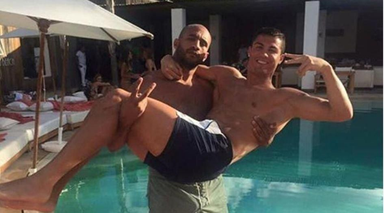 El luchador de kickboxing Badr Hari, con su amigo Cristiano Ronaldo (Twitter)