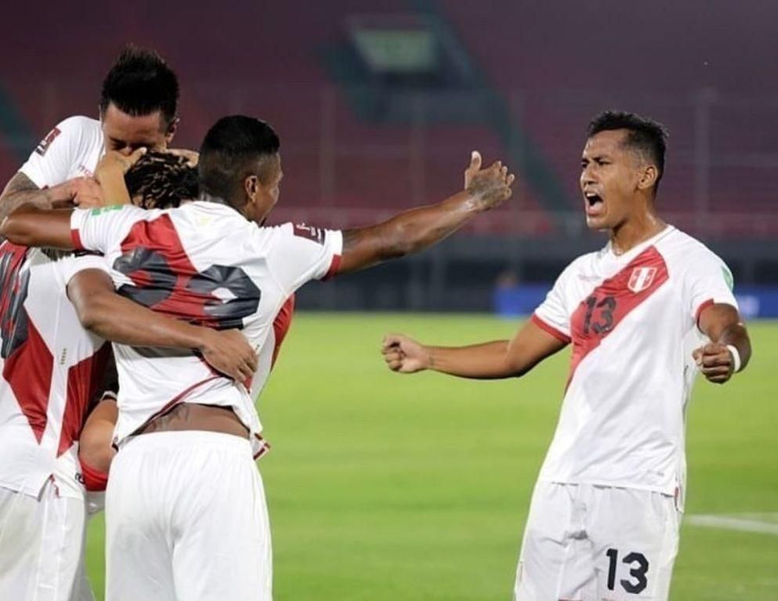 Renato Tapia celebra uno de los tres goles marcados por Perú en su partido de ayer.