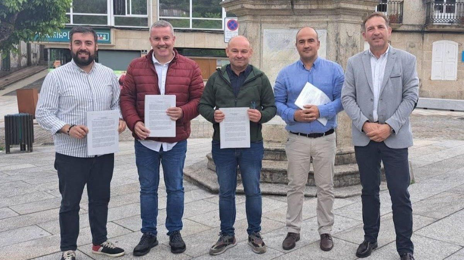 Los  alcaldes de Mondariz Balneario, A Cañiza, Covelo, Mondariz y As Neves,  con el escrito, ayer en Covelo.