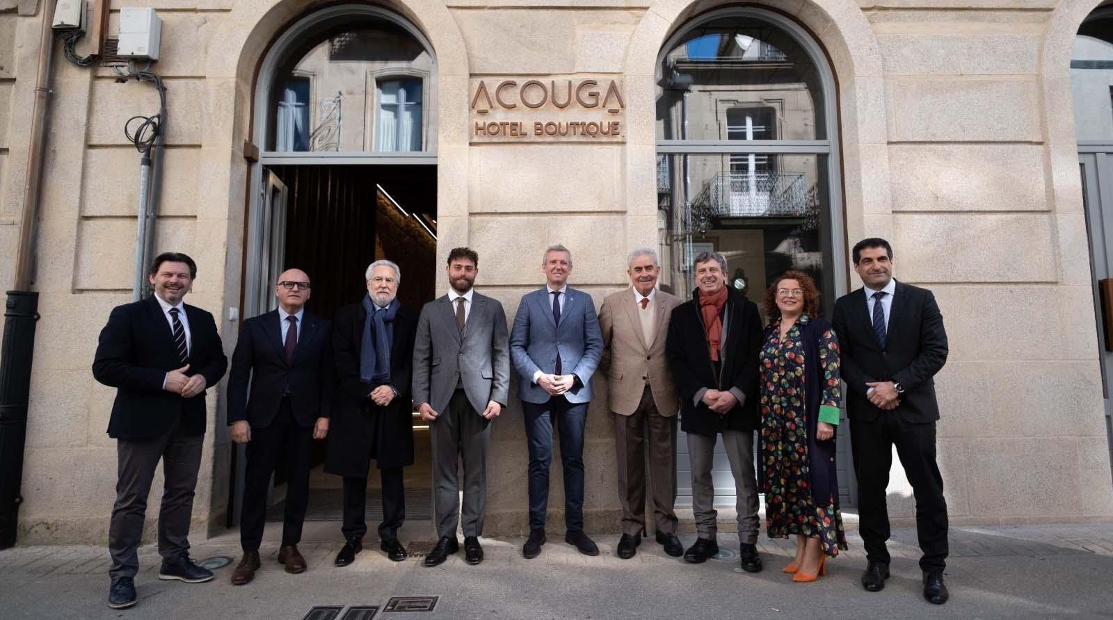 El presidente de la Xunta asistió a la inauguración del Acouga Hotel Boutique