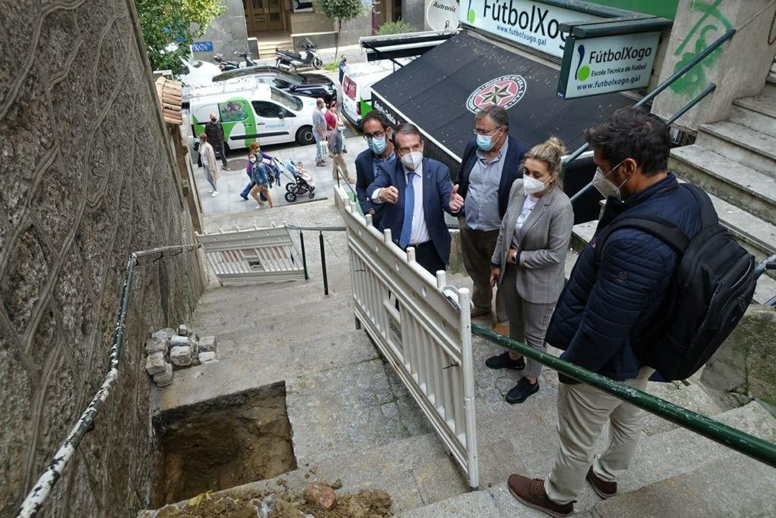 Abel Caballero visitó con Javier Pardo y Patricia Rodríguez las escaleras de la calle Talude, en Urzaiz.