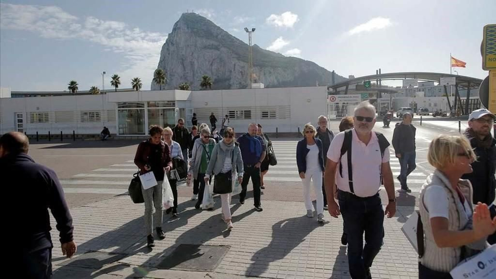 Ciudadanos cruzando la frontera entre España y Gibraltar.