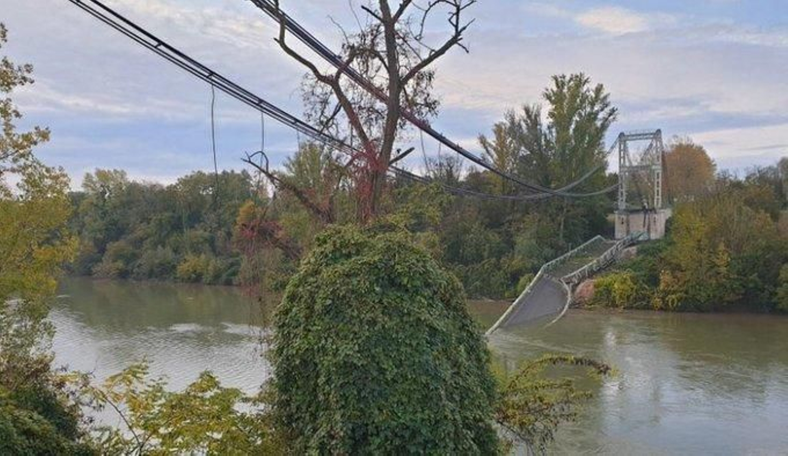 El  puente colgante sobre el río Tarn, en el sur de Francia