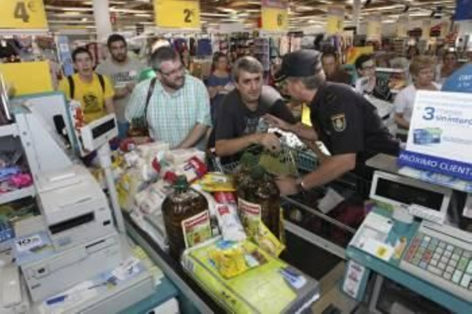 La Policía impide la salida de los carritos del centro comercial. (Foto: JERO MORALES)