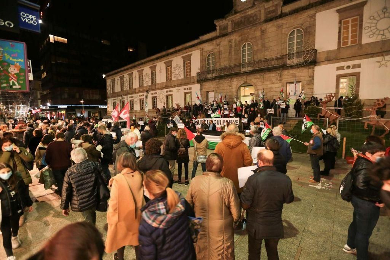 Cientos de vigueses acudieron a la concentración de solidaridad con el Sahara.
