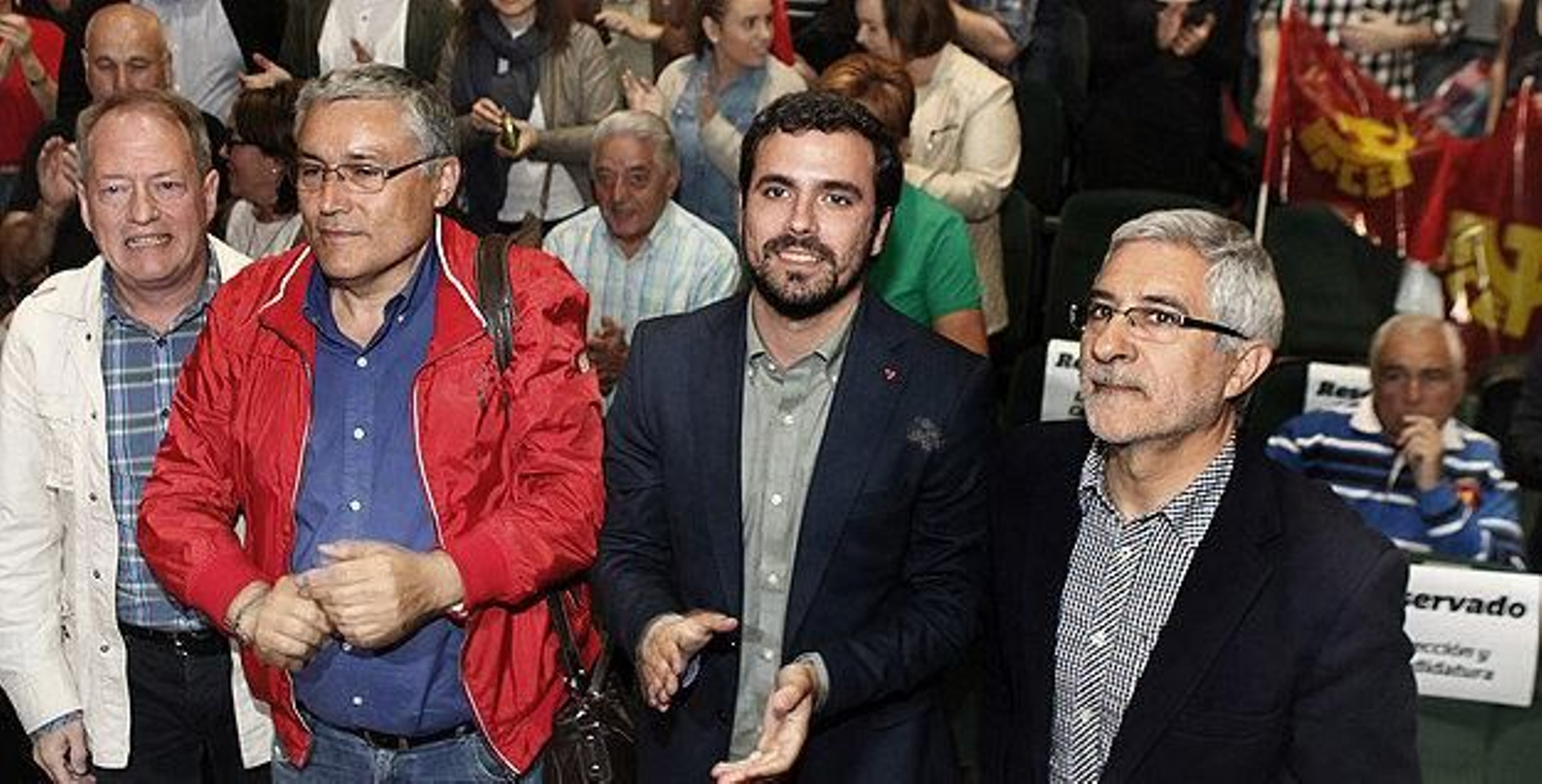 En la imagen Alberto Garzón, junto a Gaspar Llamazares en un acto de campaña en Gijón