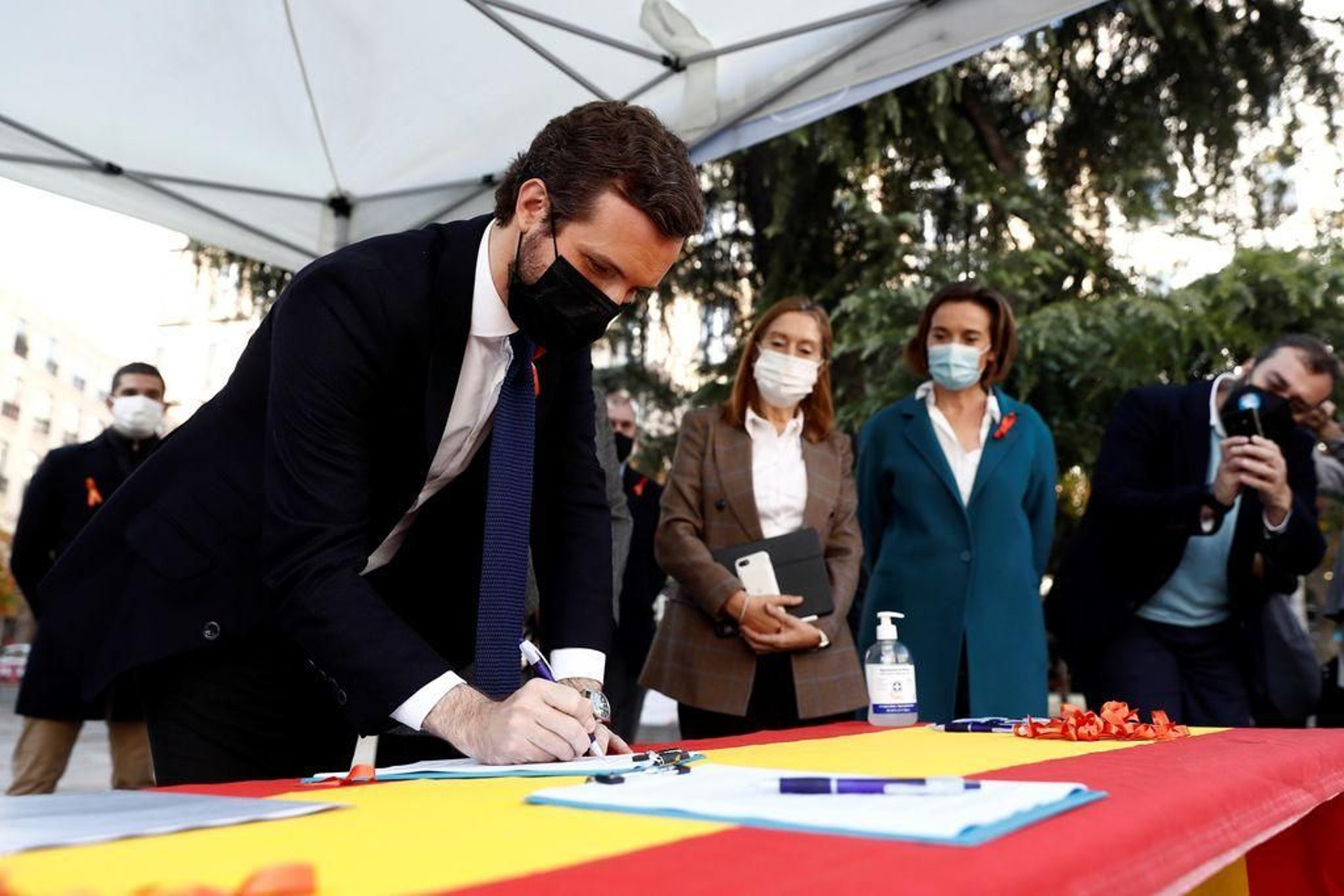 El líder del PP, Pablo Casado, firma contra la ley del PSOE y Podemos en las inmediaciones del Congreso.