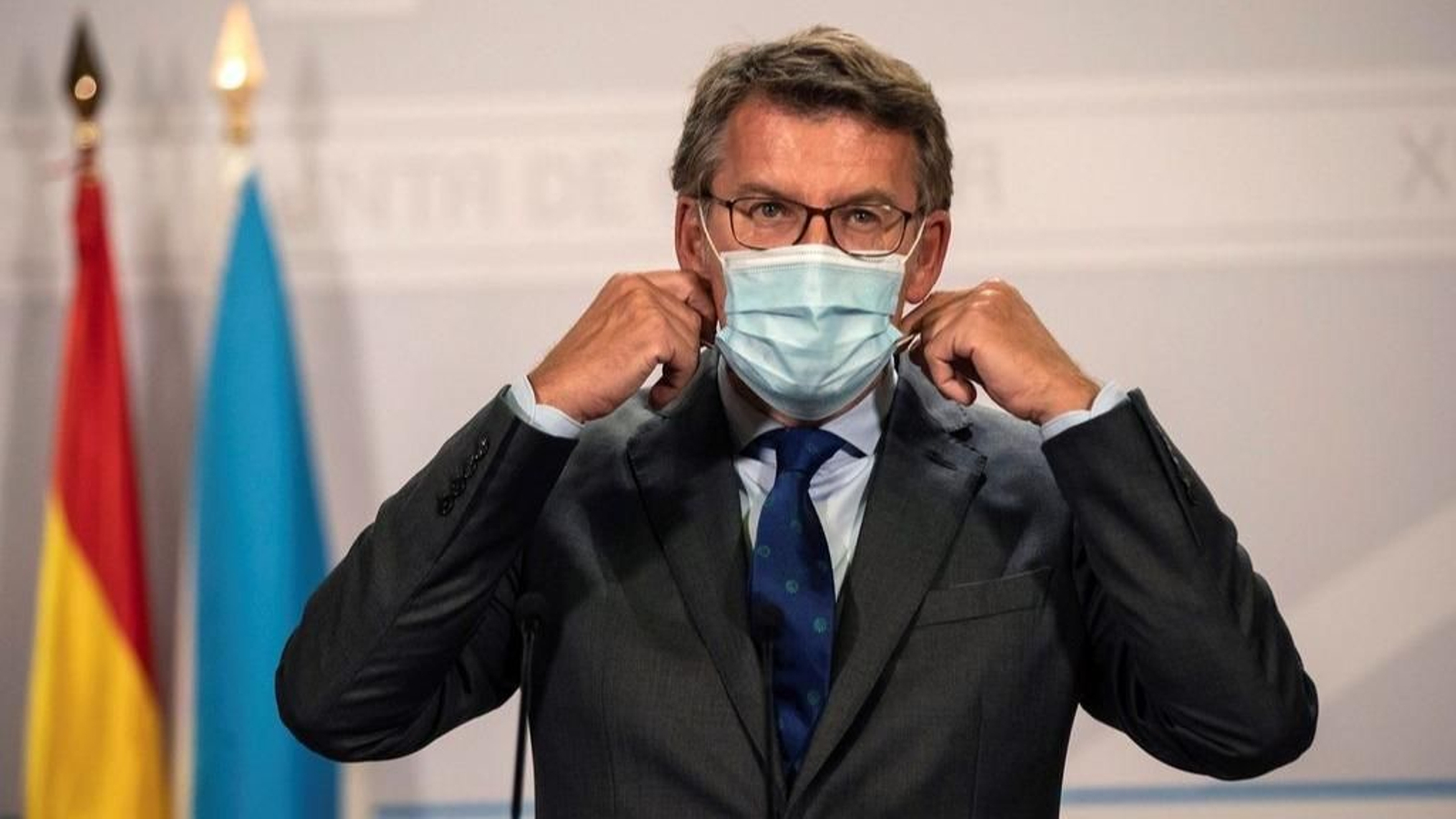 Alberto Núñez Feijóo con mascarilla tras la reunión del comité clínico de expertos del covid-19.