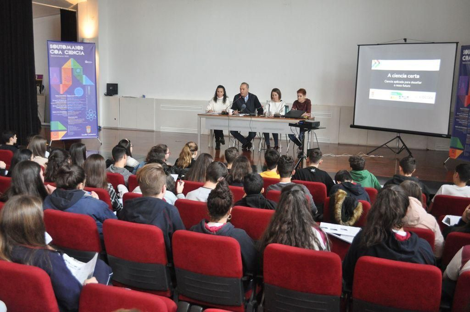 El alcalde, Agustín Reguera, aseguró que esta iniciativa pretende fomentar el espíritu científico.